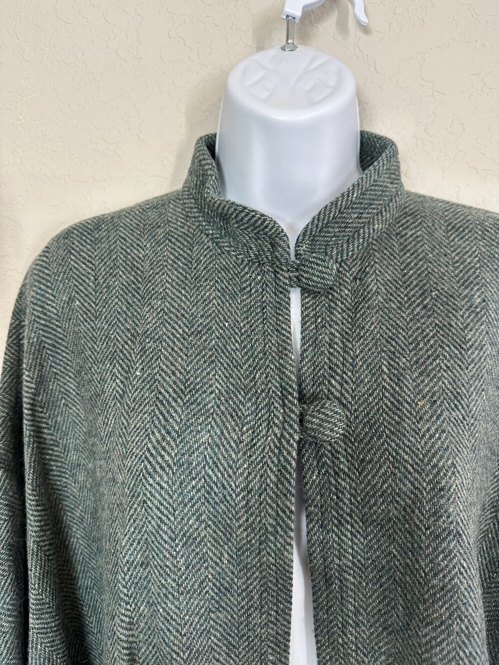 Texas Body Hangings Wool Blend Cape Poncho Herringbone Green Frog Closure Womens - Picture 3 of 13